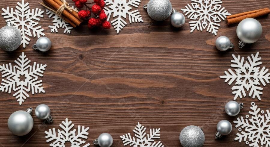 Decorações de Natal sobre madeira escura com flocos de neve e bolas prateadas