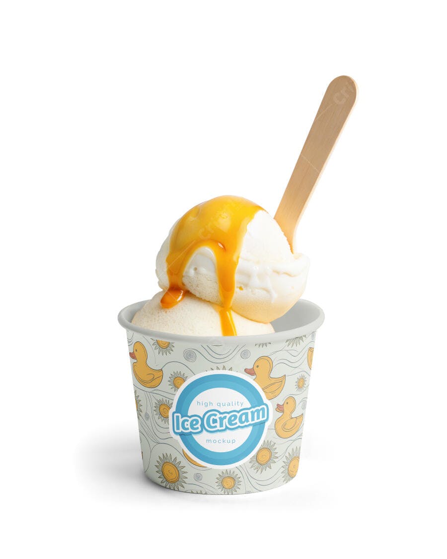 Mockup Copo de Sorvete Baunilha com Calda Caramelo e Colher Madeira Realista