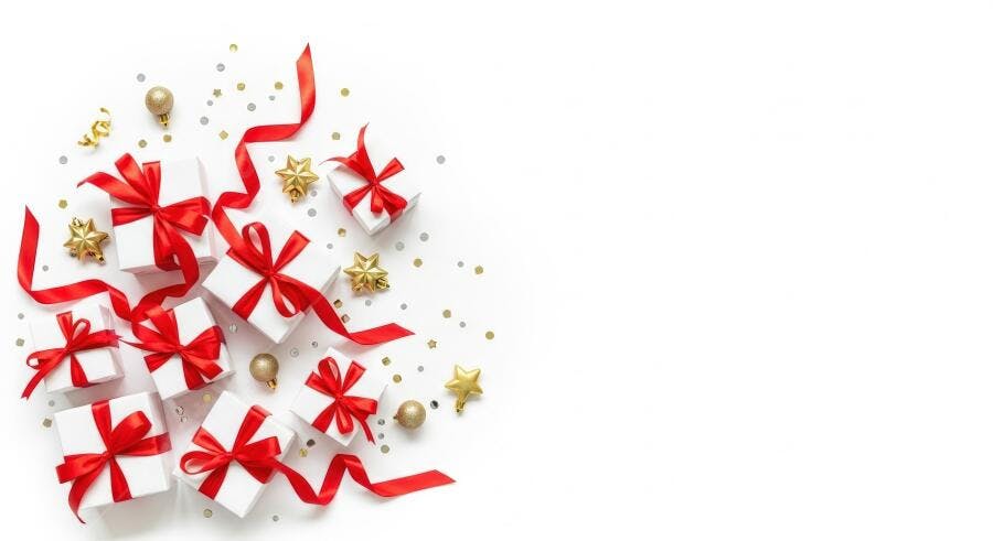 Caixas de presente brancas com laços vermelhos e decorações douradas para festas de fim de ano