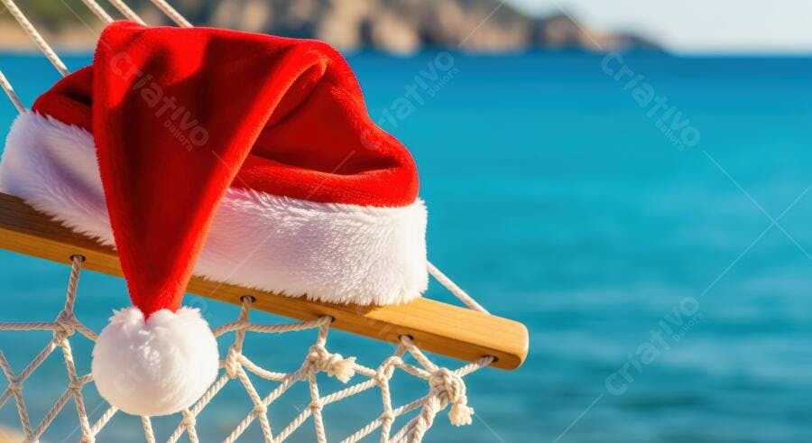 Gorro de Papai Noel vermelho em rede de praia azul vibrante