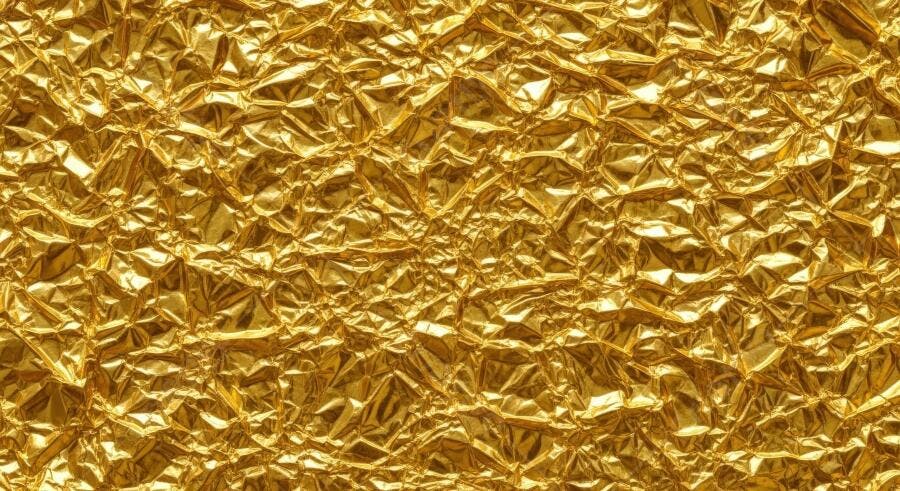 Textura folha ouro amassada brilhante para fundo luxuoso