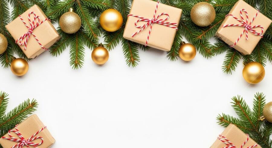Presentes de Natal e bolas douradas em fundo branco festivo