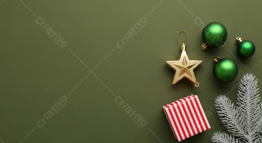 Decorações de Natal verdes e douradas com presente e estrela em fundo escuro