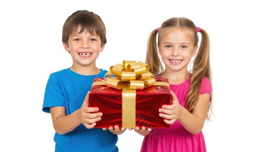 Crianças felizes segurando presente vermelho com laço dourado em estúdio branco