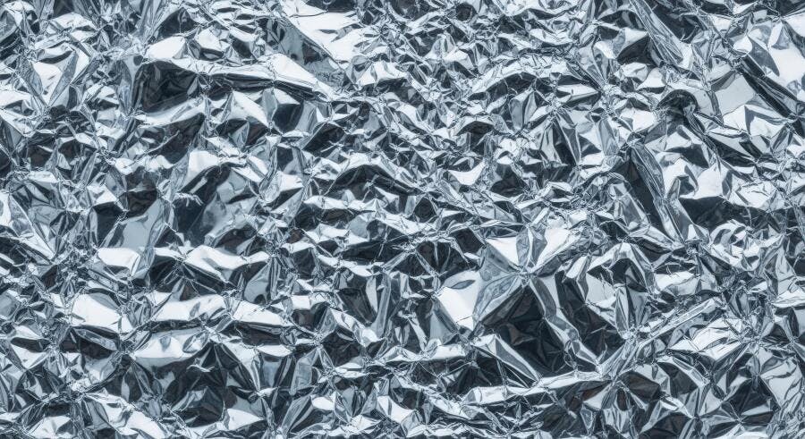 Textura alumínio amassado prateado brilhante para fundo e material 3D