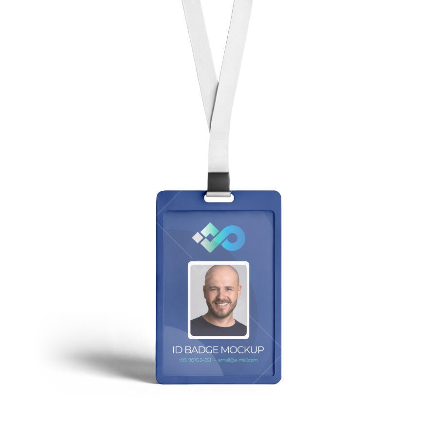 Mockup Realista de Crachá Azul Marinho com Fita Branca e Foto de Homem Sorrindo