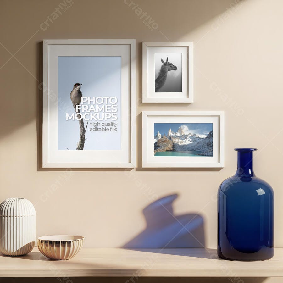 Mockup de Quadros Brancos Modernos na Parede Bege com Decoração Minimalista