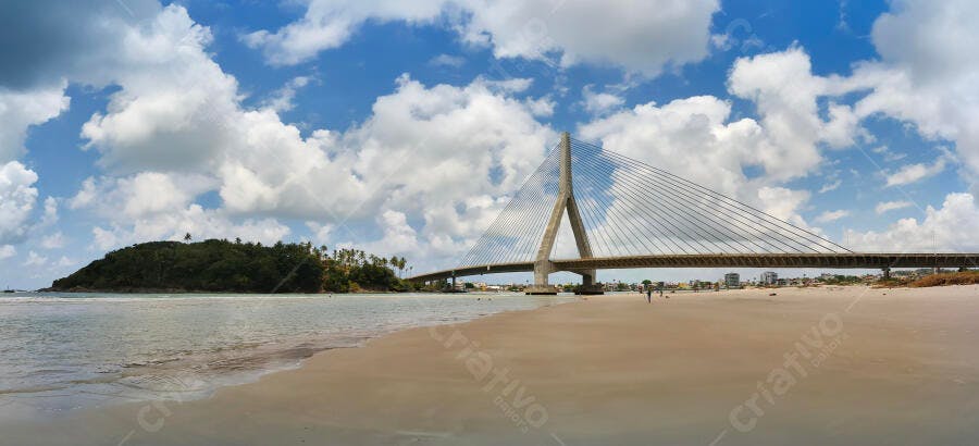 Ponte Newton Navarro sobre rio e praia em Natal RN com ilha verde e céu azul