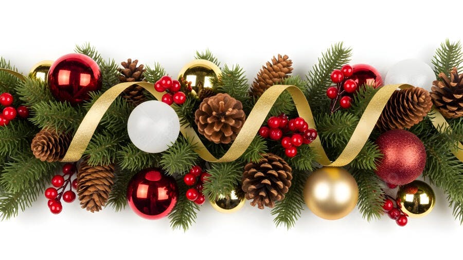 Guirlanda de Natal festiva com bolas vermelhas douradas pinhas e fita