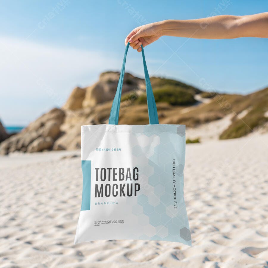 Mockup Realista de Ecobag Branca Segurada por Mão Feminina na Praia Ensolarada
