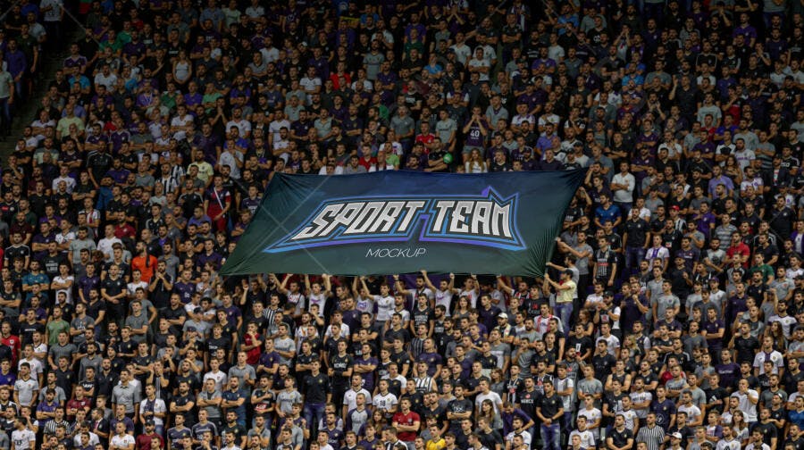 Mockup Banner de Torcida em Estádio Lotado com Fãs Realistas Roxos e Pretos