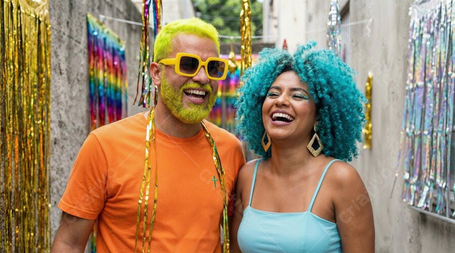 Casal com cabelos coloridos celebrando alegremente em festa de rua urbana