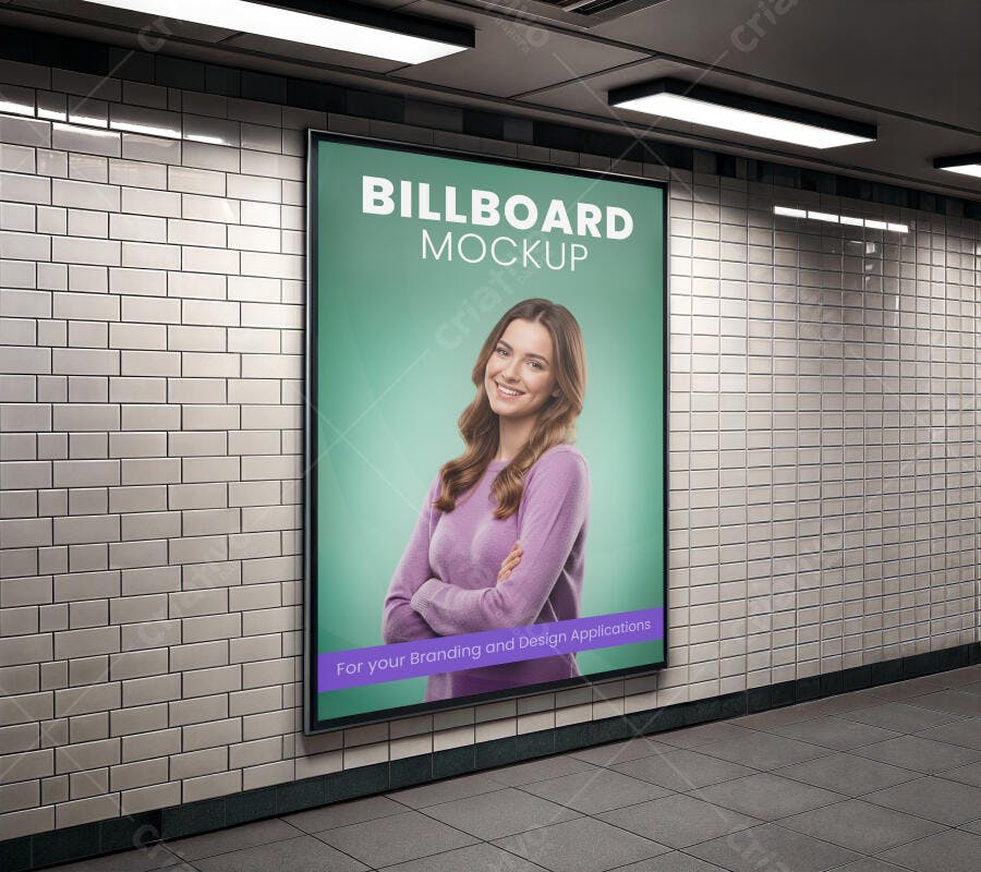 Mockup Billboard Realista em Metrô Cinza com Mulher Sorrindo Fundo Verde Roxo