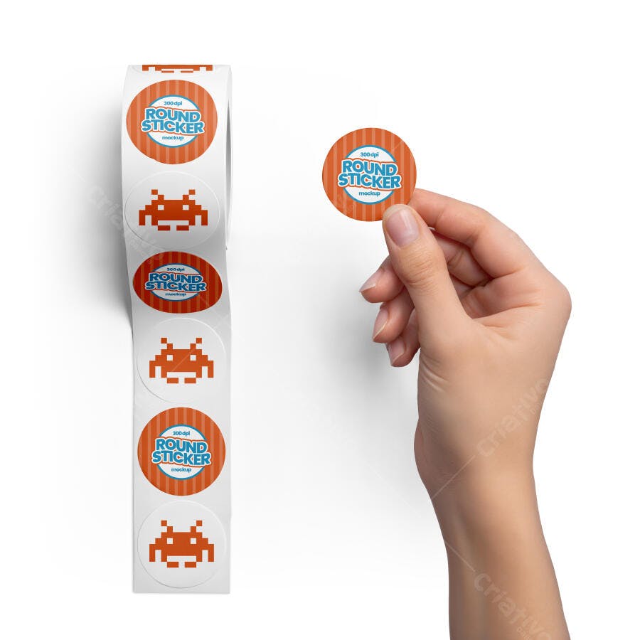 Mockup de Rolo de Adesivos Redondos e Etiqueta Laranja na Mão Feminina Realista
