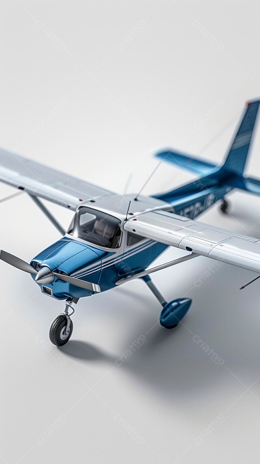 Modelo de avião monomotor azul e prateado em estúdio branco