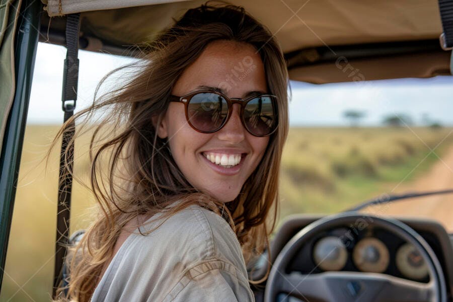 Foto Mulher Sorrindo Óculos de Sol Safari Jipe Aberto