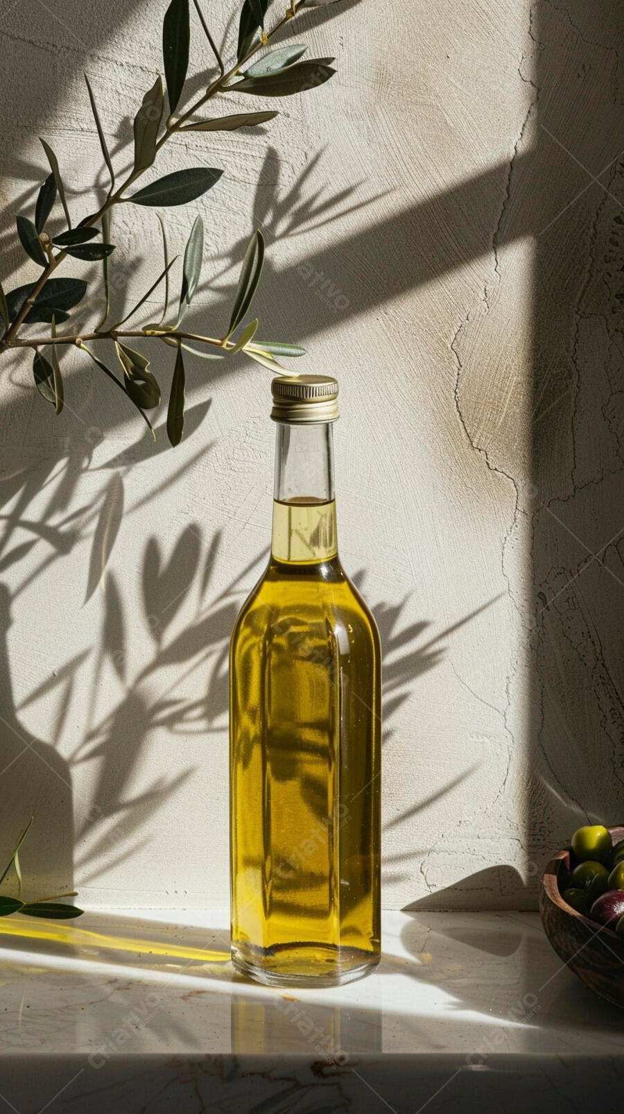 Foto Garrafa Azeite Oliva Virgem Ramo de Oliveira Luz Natural