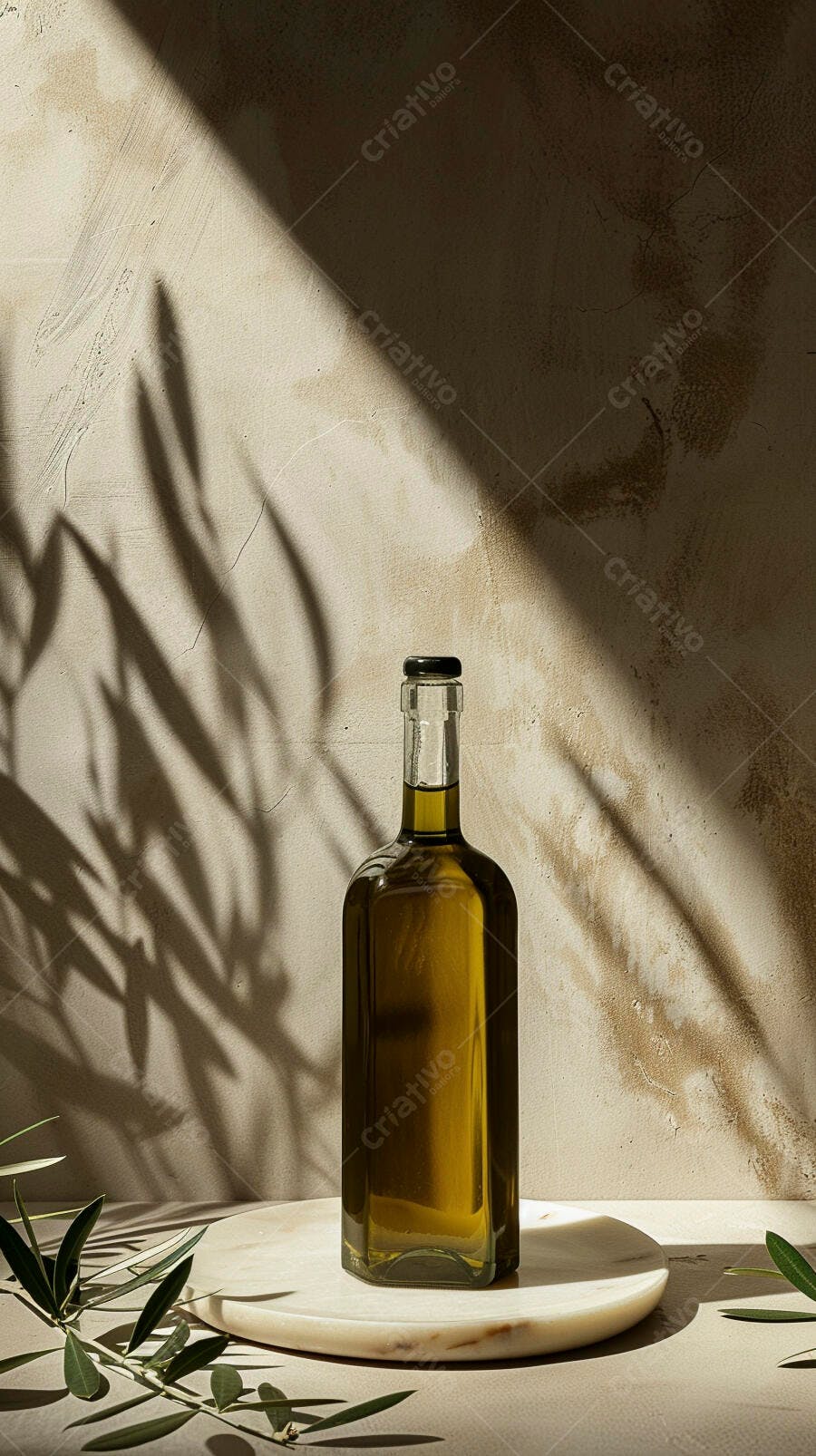 Foto Garrafa de Azeite de Oliva com Ramo de Oliveira