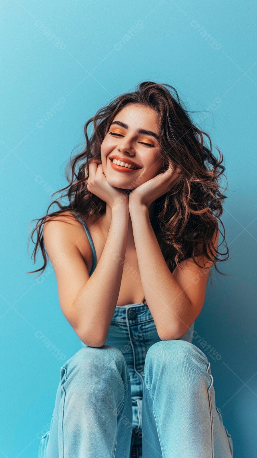 Foto Mulher Jovem Sorrindo Olhos Fechados Fundo Azul Estúdio