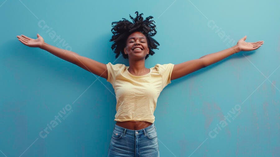 Foto Mulher Negra Feliz Braços Abertos Fundo Azul Estúdio