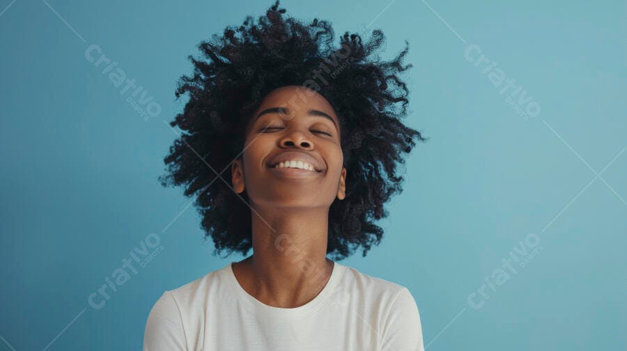 Foto Mulher Negra Sorrindo Cabelo Crespo Fundo Azul Estúdio