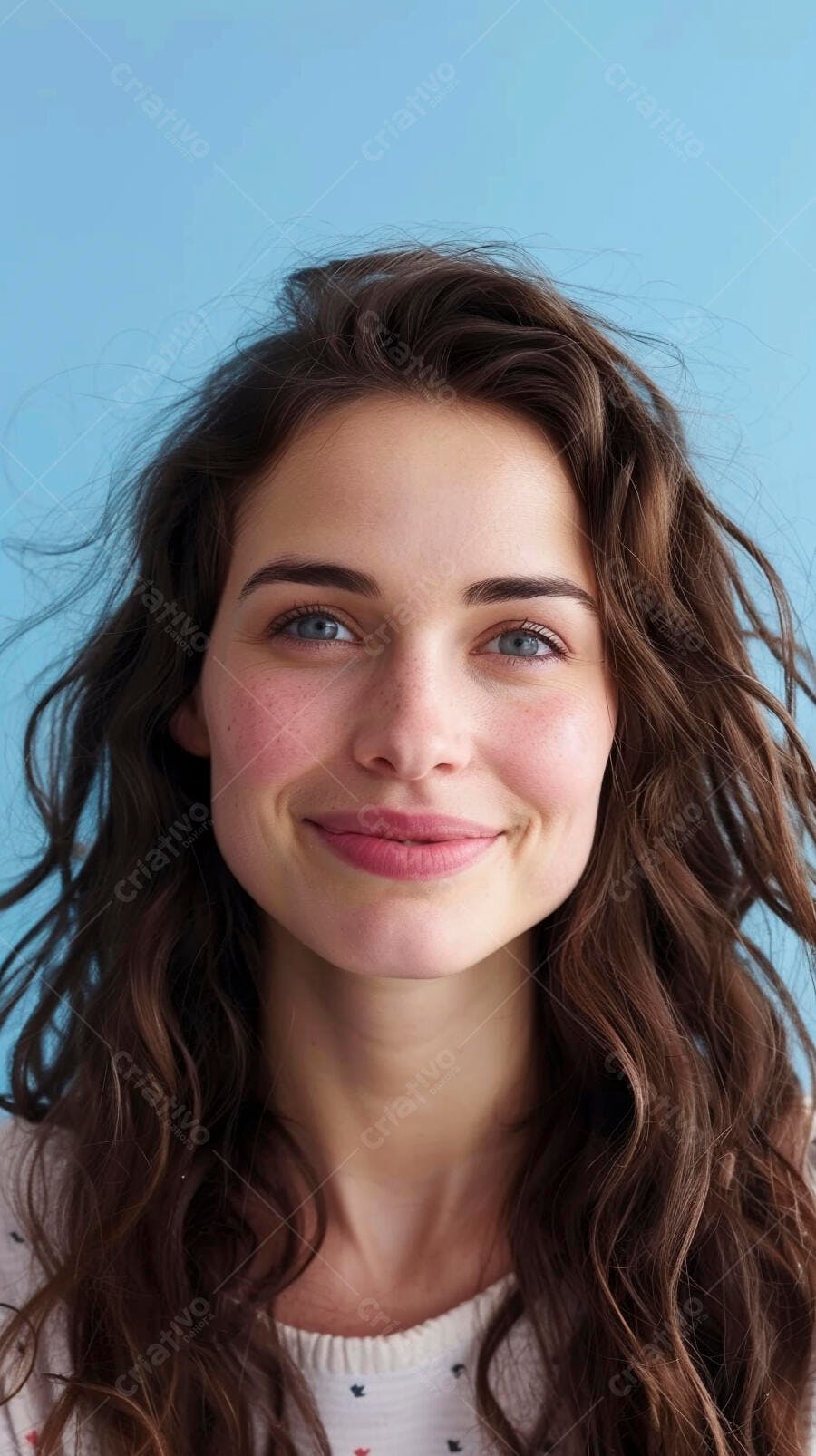 Foto Retrato Mulher Jovem Sorrindo Cabelo Castanho Fundo Azul