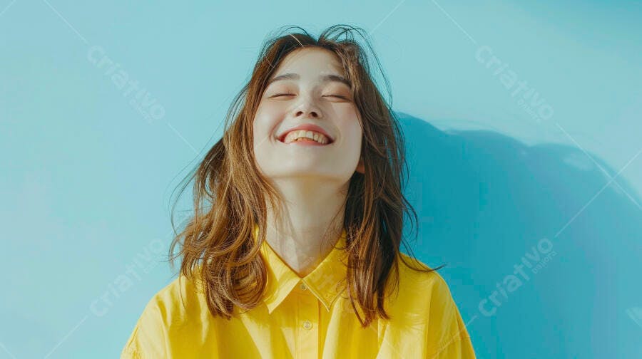Foto Mulher Jovem Asiática Sorrindo Olhos Fechados Fundo Azul