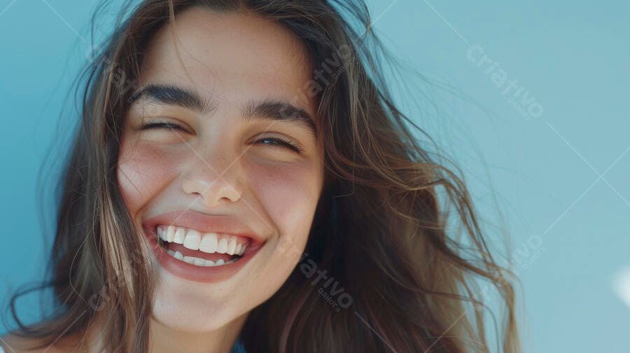Foto Mulher Jovem Sorrindo Olhos Fechados Felicidade Natural