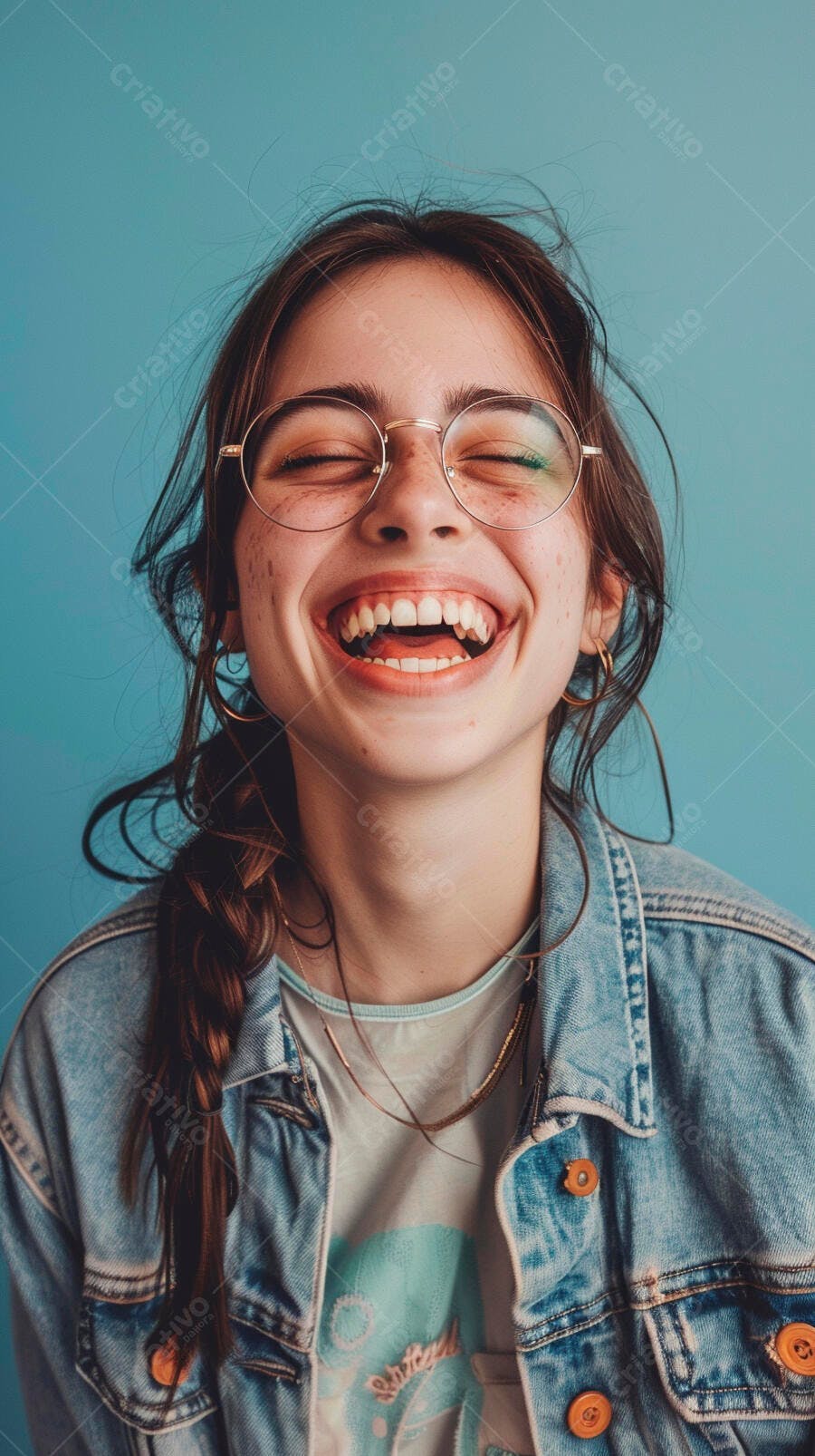 Foto Mulher Jovem Sorrindo Olhos Fechados Fundo Azul Estúdio