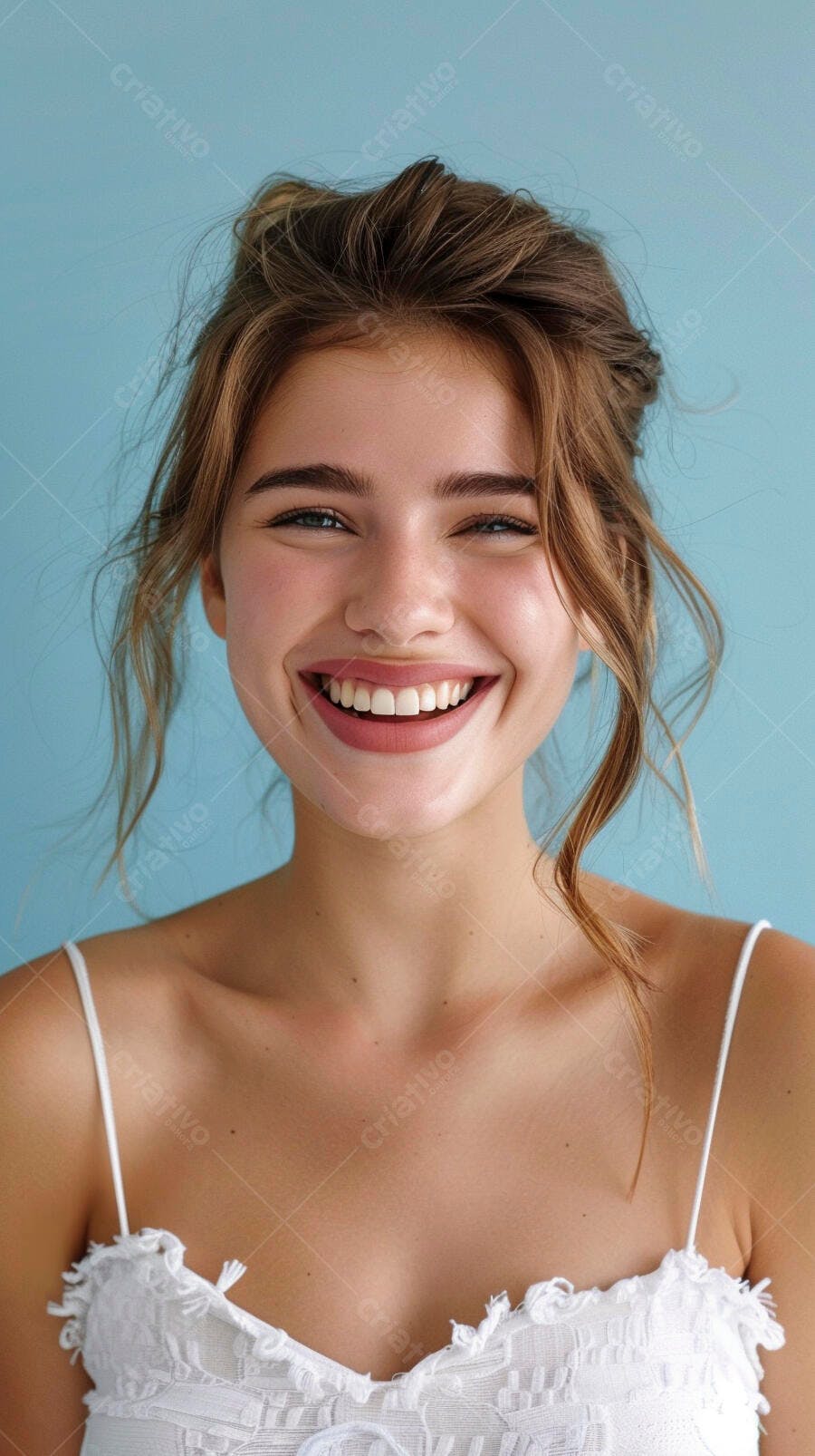Foto Retrato Mulher Jovem Sorrindo Fundo Azul Claro Studio