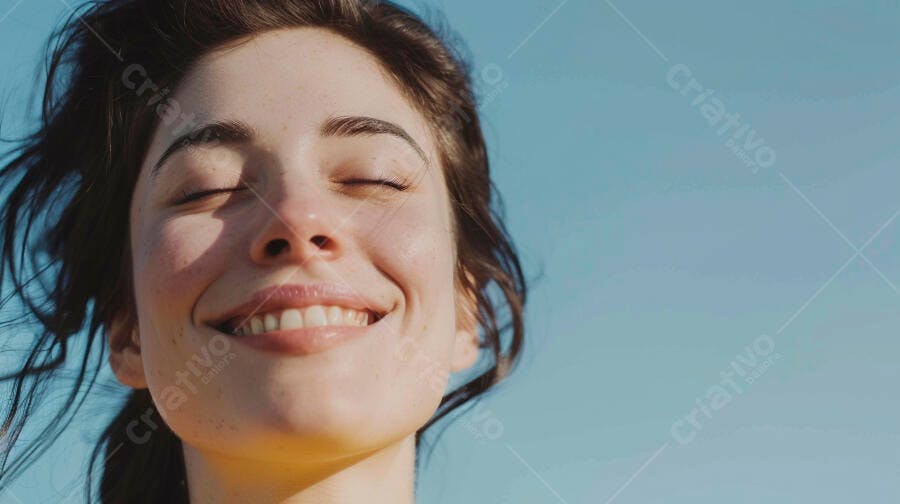 Foto Mulher Jovem Sorrindo Olhos Fechados Céu Azul Natural