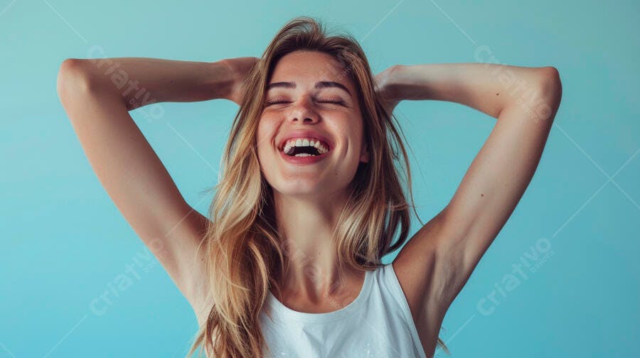 Foto Mulher Jovem Sorrindo Feliz Fundo Azul Claro
