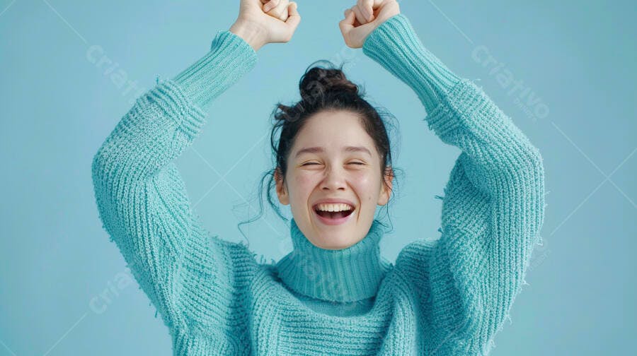 Foto Mulher Jovem Feliz Celebrando Sucesso Fundo Azul