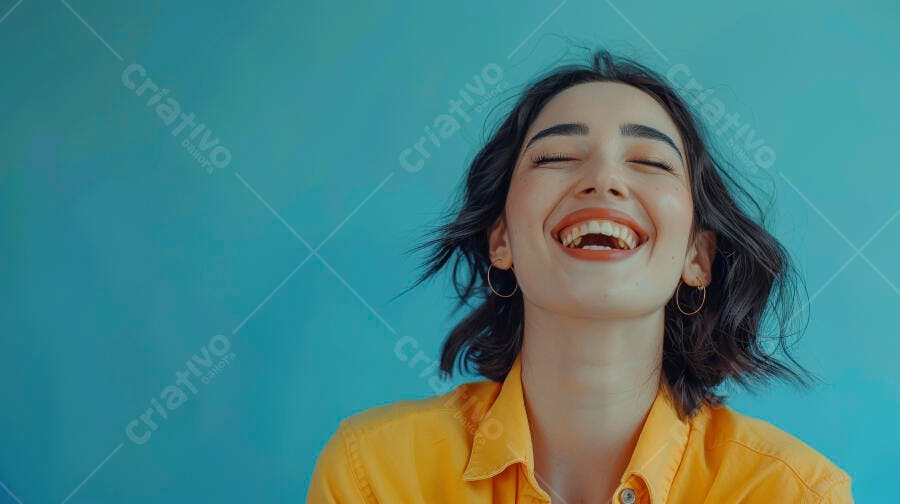 Foto Mulher Jovem Sorrindo Olhos Fechados Fundo Azul