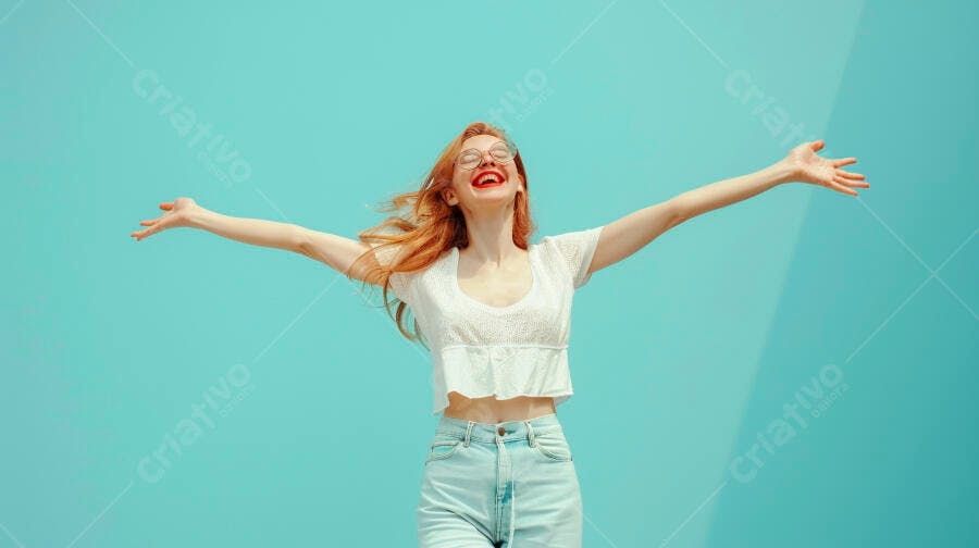 Foto Mulher Ruiva Feliz Braços Abertos Fundo Azul Claro