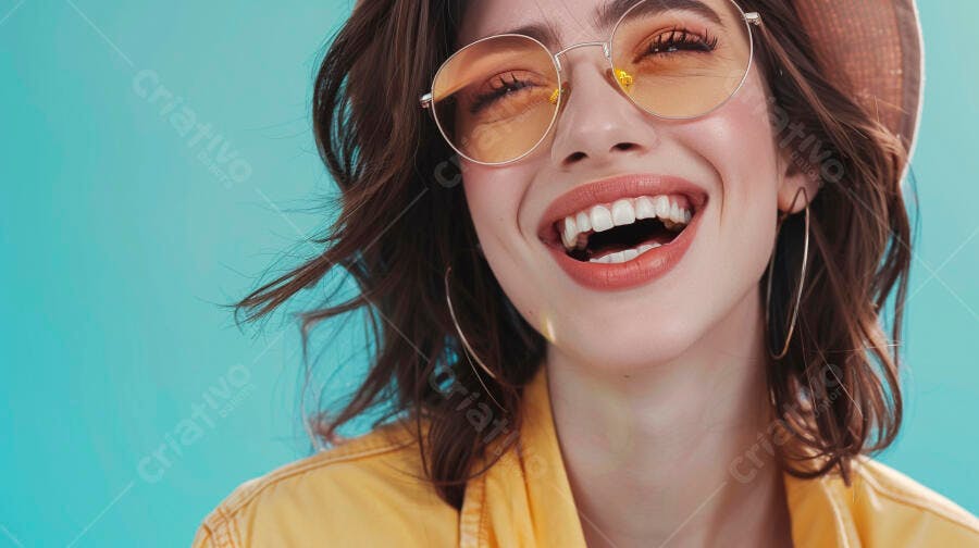 Foto Mulher Jovem Sorrindo Óculos de Sol Fundo Azul Estúdio