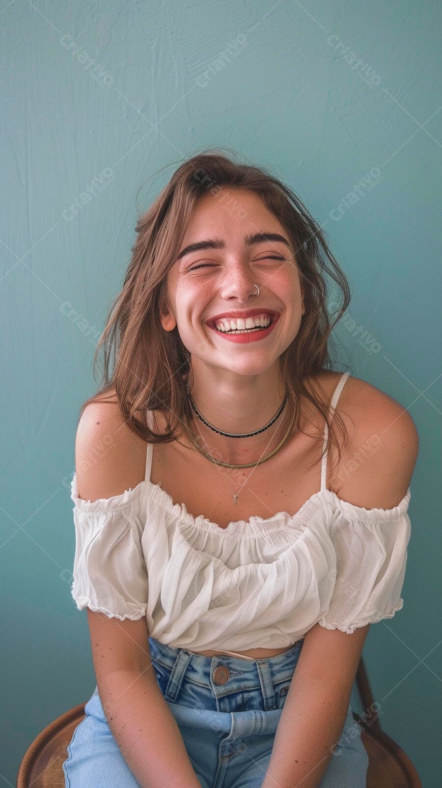 Foto Mulher Jovem Sorrindo Olhos Fechados Fundo Azul