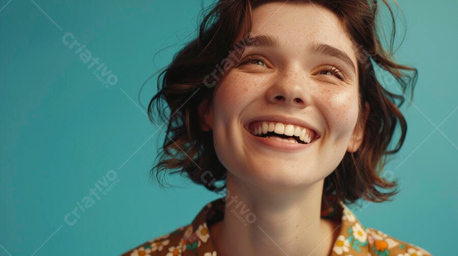 Foto Mulher Jovem Sorrindo Fundo Azul Estúdio Retrato