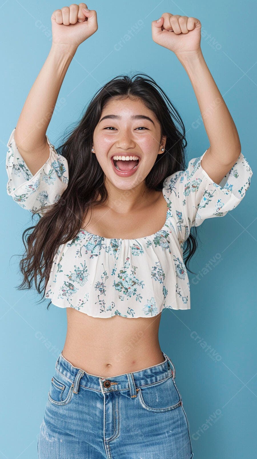Foto Mulher Asiática Jovem Celebrando Sucesso Fundo Azul