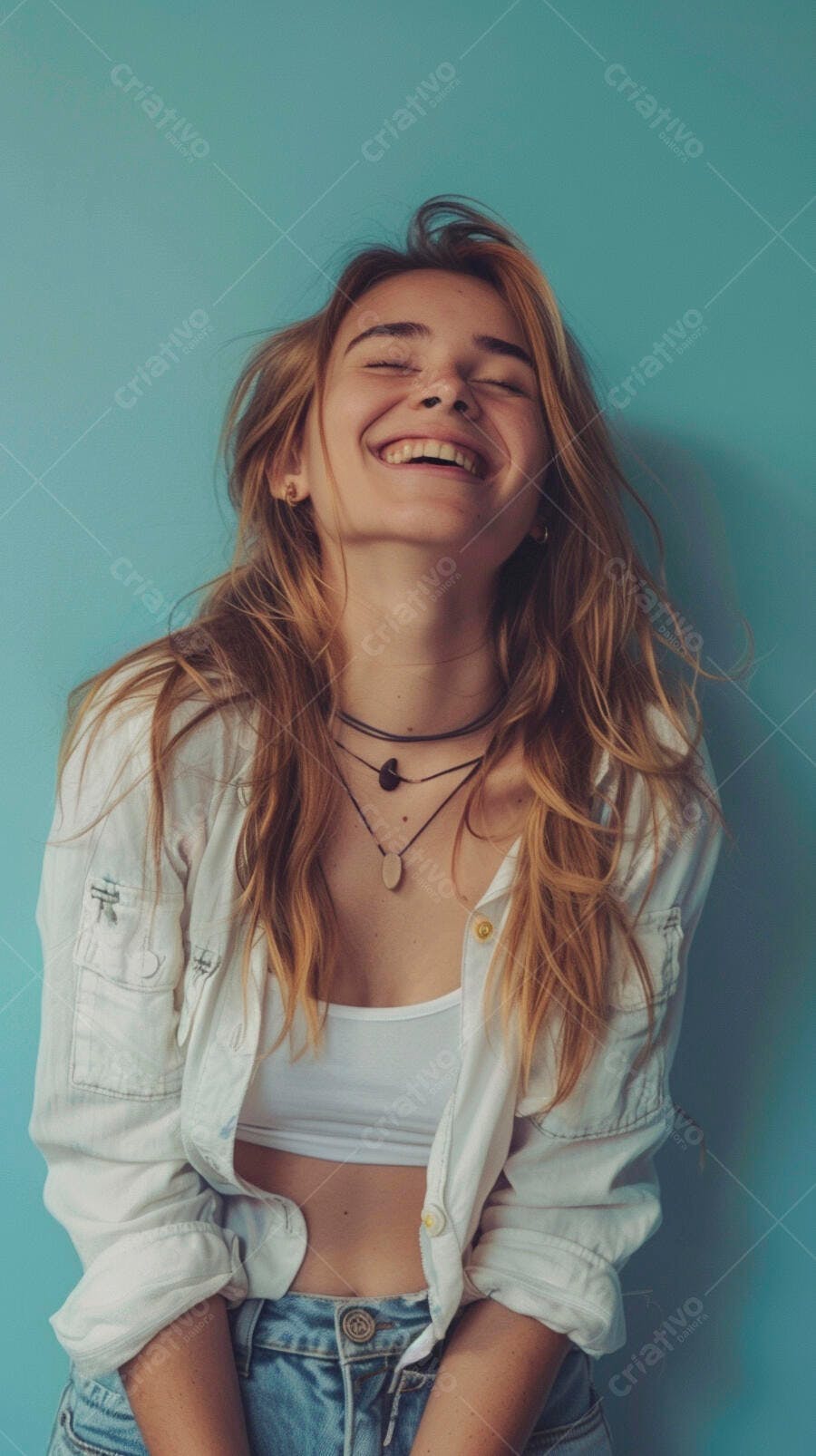 Foto Jovem Mulher Loira Sorrindo Feliz Fundo Azul