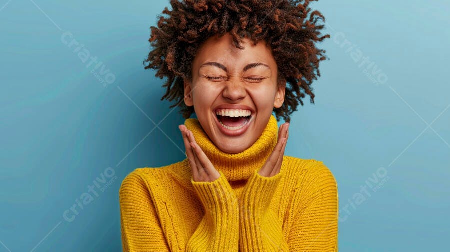 Foto Mulher Negra Cabelo Cacheado Sorrindo Fundo Azul