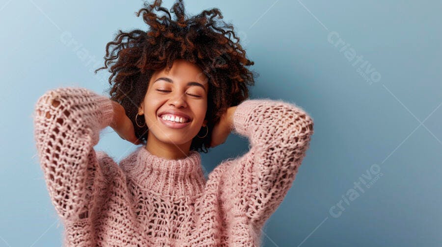 Foto Mulher Negra Sorrindo Cabelo Crespo Fundo Azul Estúdio