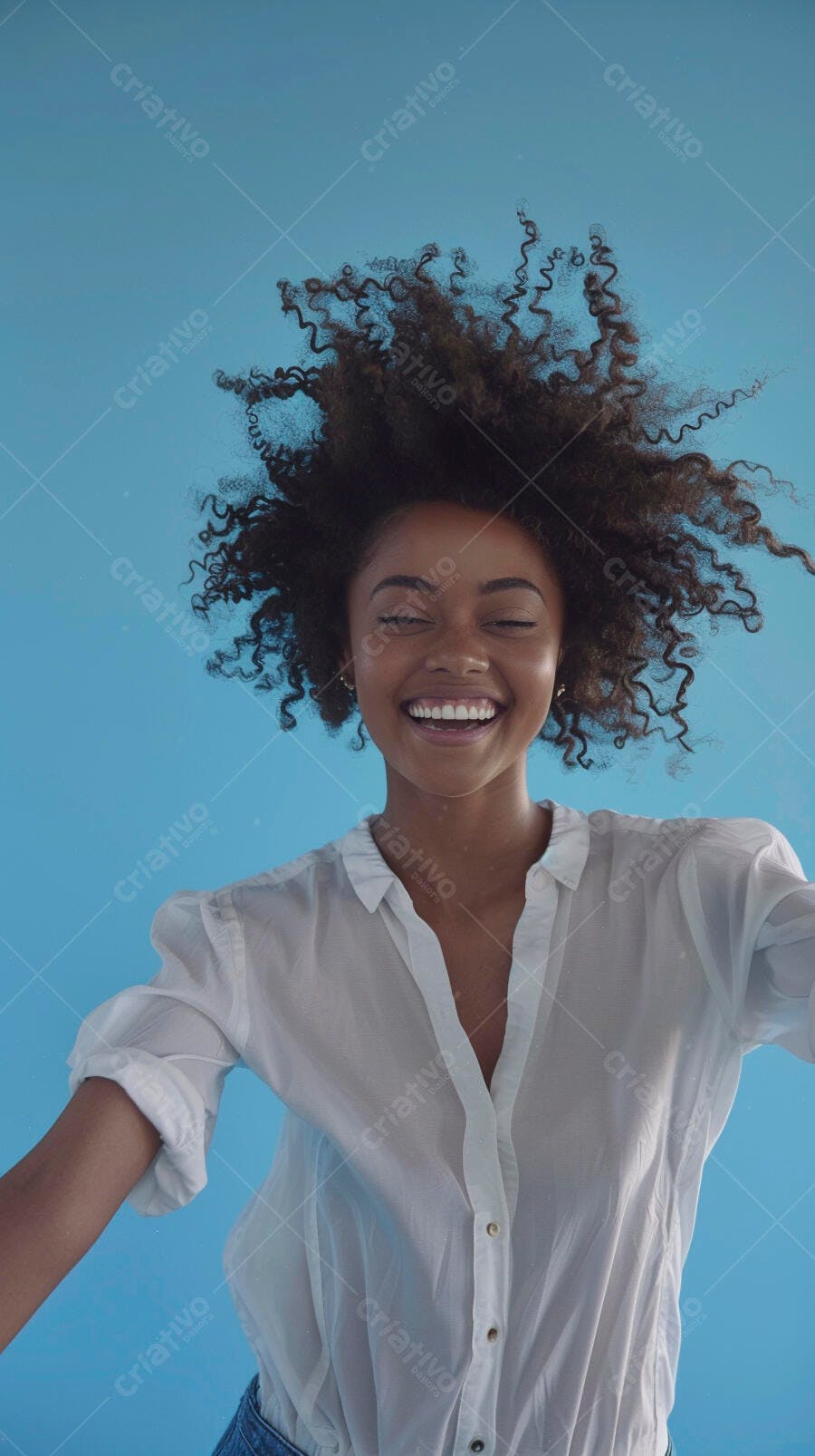 Foto Mulher Negra Cabelo Cacheado Sorrindo Fundo Azul