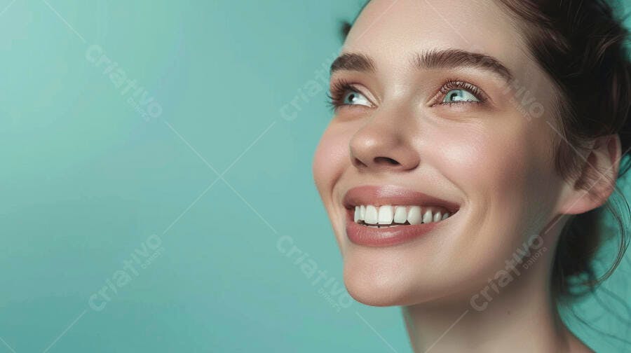 Foto Retrato Mulher Jovem Sorrindo Olhando para Cima Fundo Azul