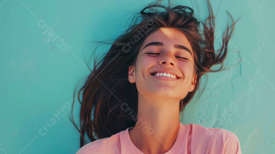 Foto Mulher Jovem Sorrindo Olhos Fechados Cabelo ao Vento Fundo Turquesa