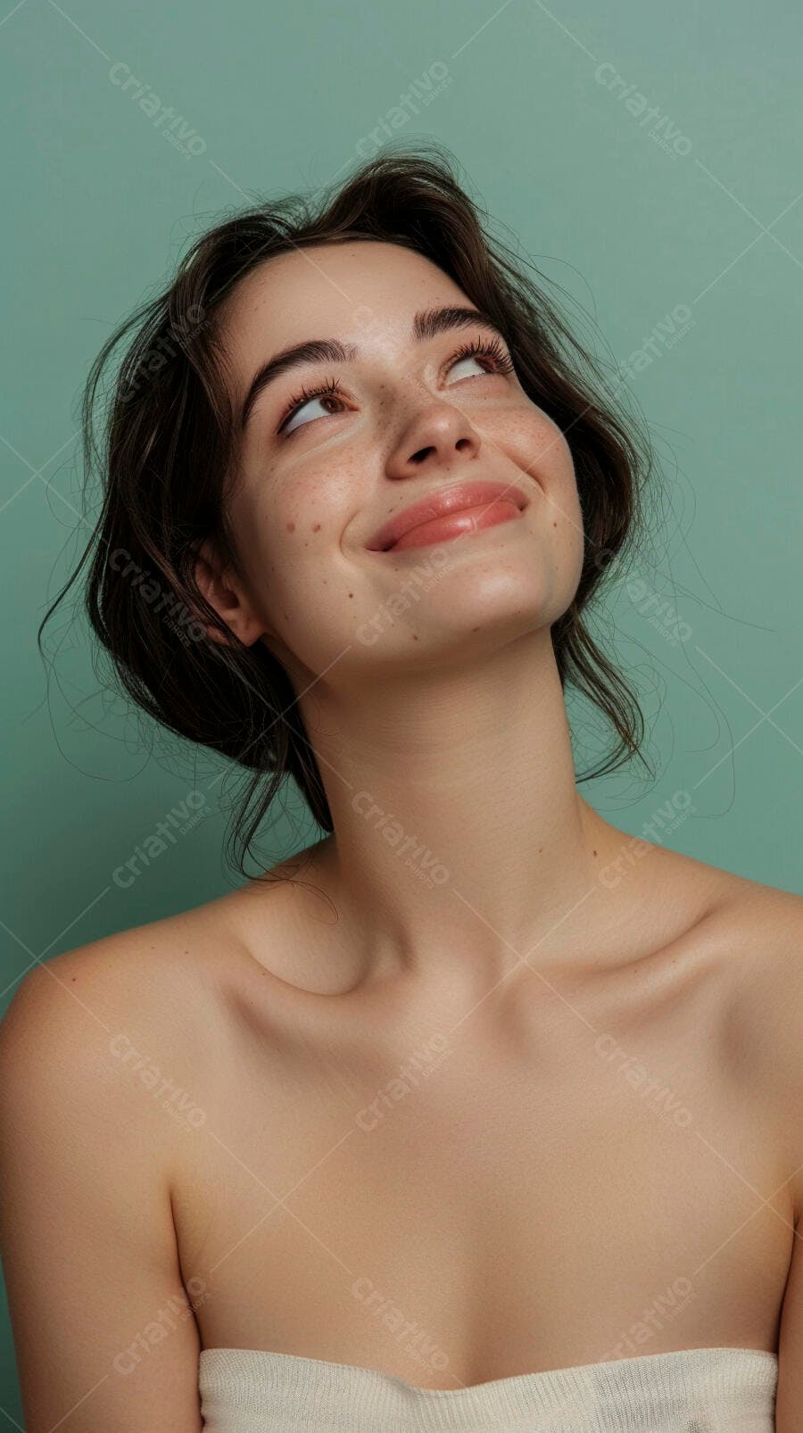 Foto Mulher Jovem Sorrindo Olhando para Cima Fundo Verde Menta