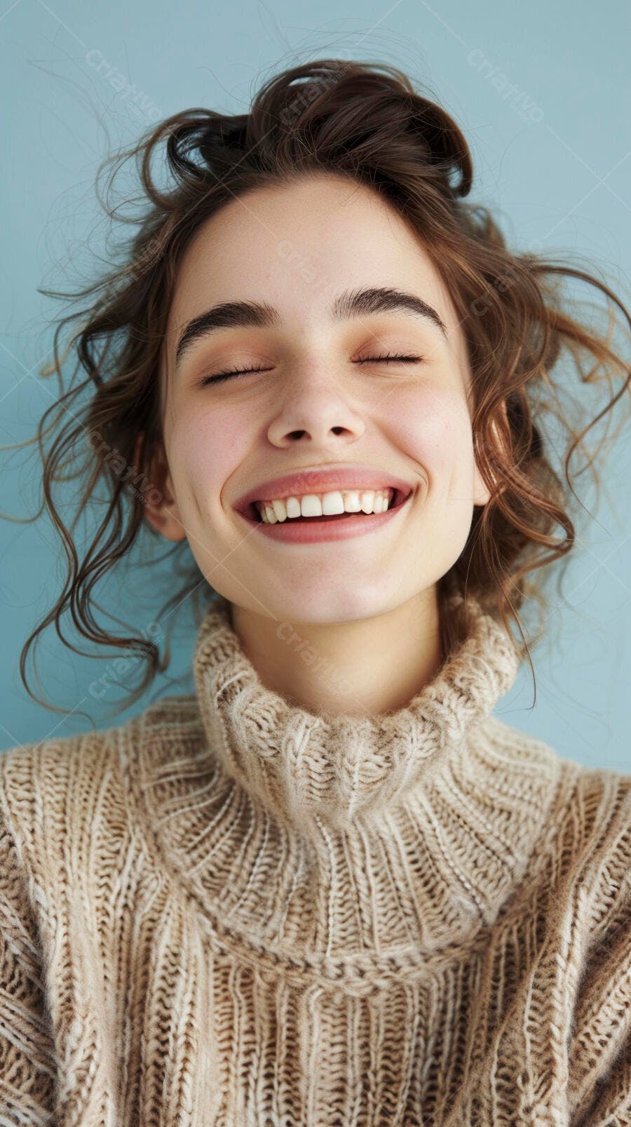 Foto Mulher Jovem Sorrindo Olhos Fechados Suéter Bege