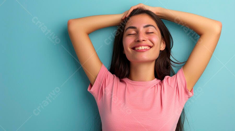 Foto Mulher Jovem Sorrindo Olhos Fechados Fundo Azul