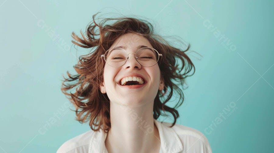 Foto Mulher Jovem Cabelo Bagunçado Rindo Feliz Fundo Azul