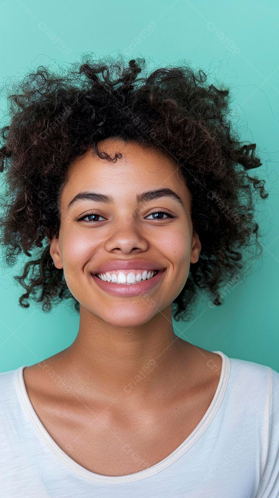Foto Mulher Negra Cabelo Cacheado Sorrindo Fundo Turquesa